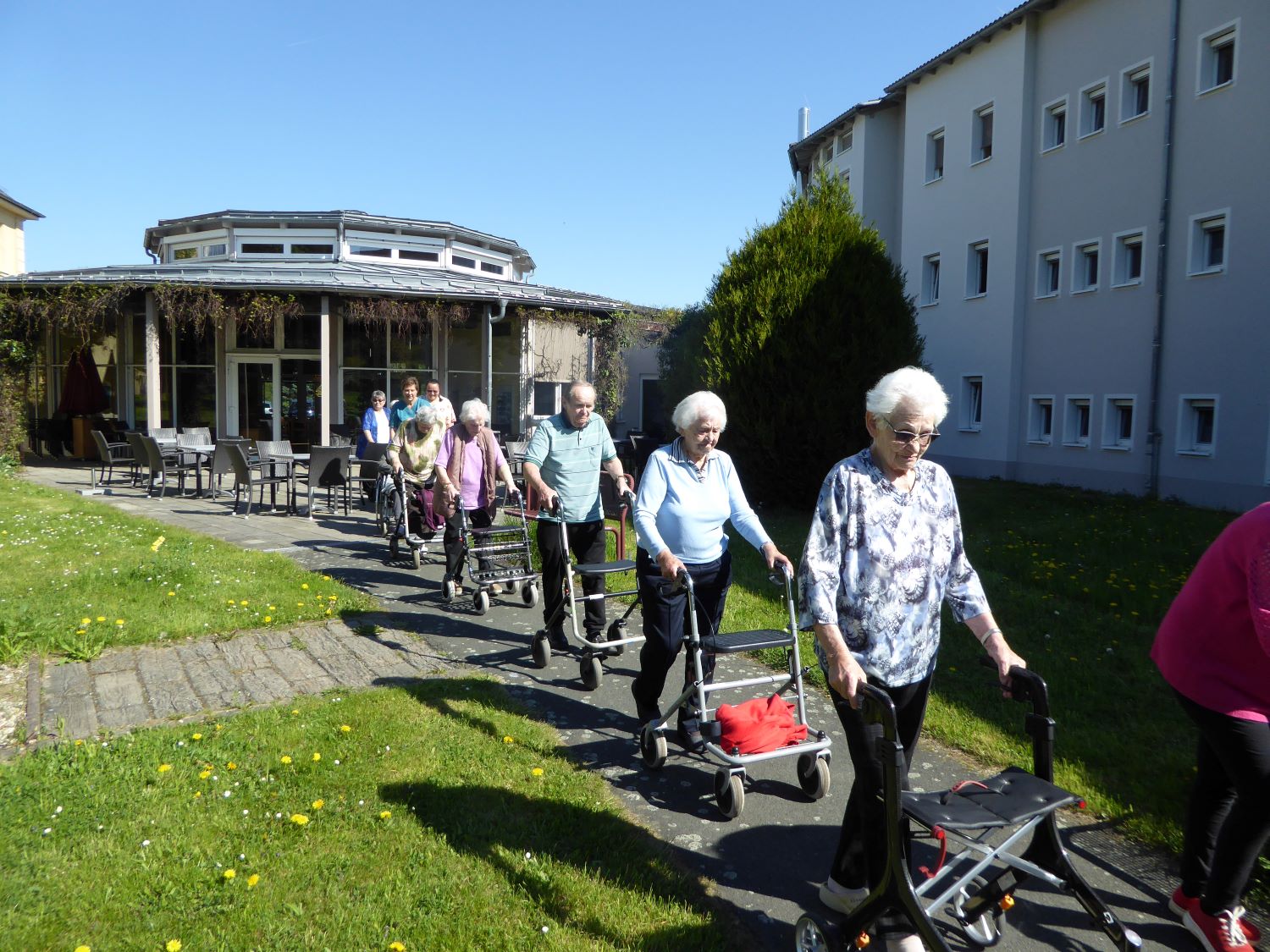 Bewohner*innen auf Schatzsuche im Garten