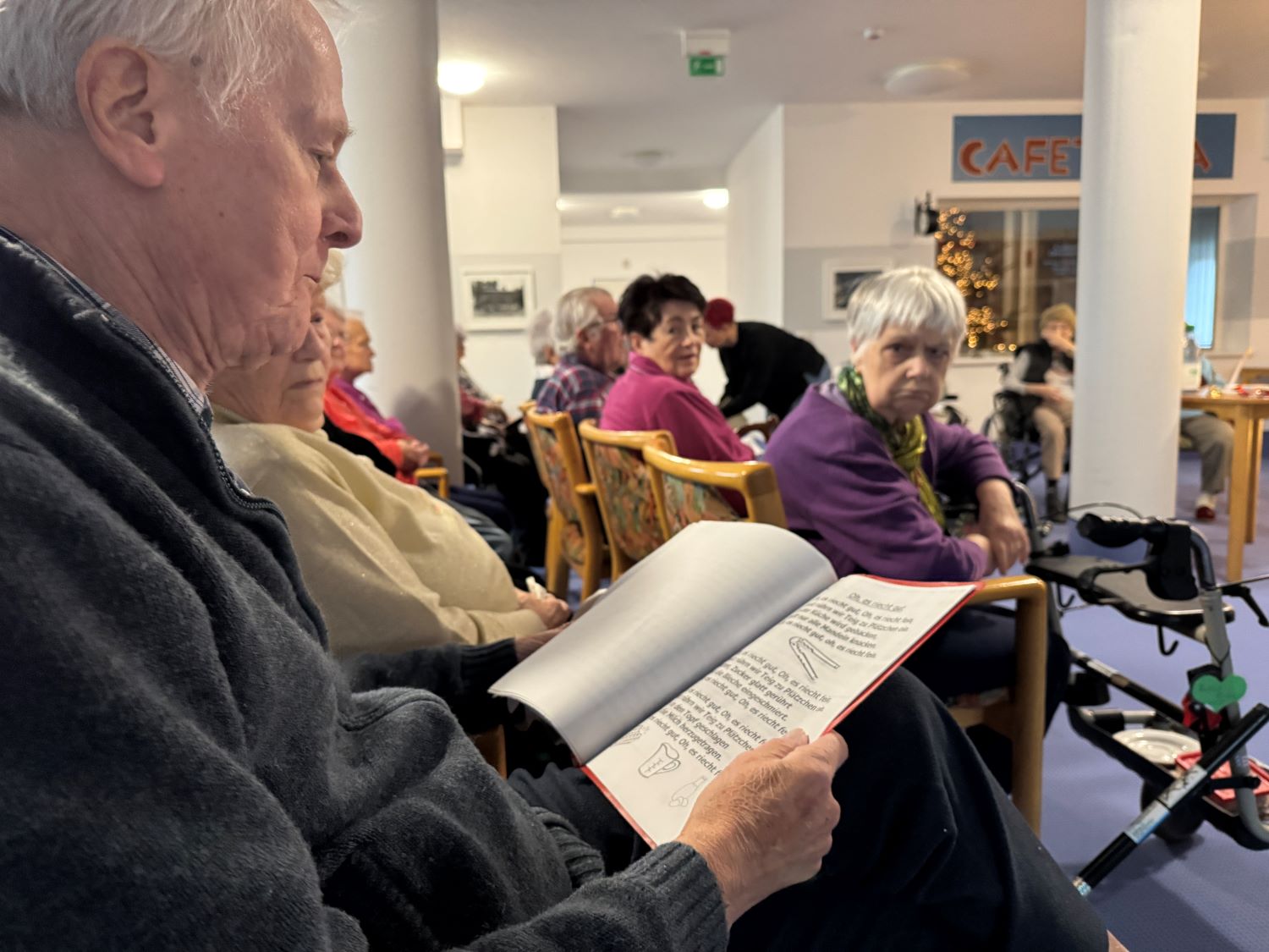 die Bewohner*innen singen Weihnachtslieder
