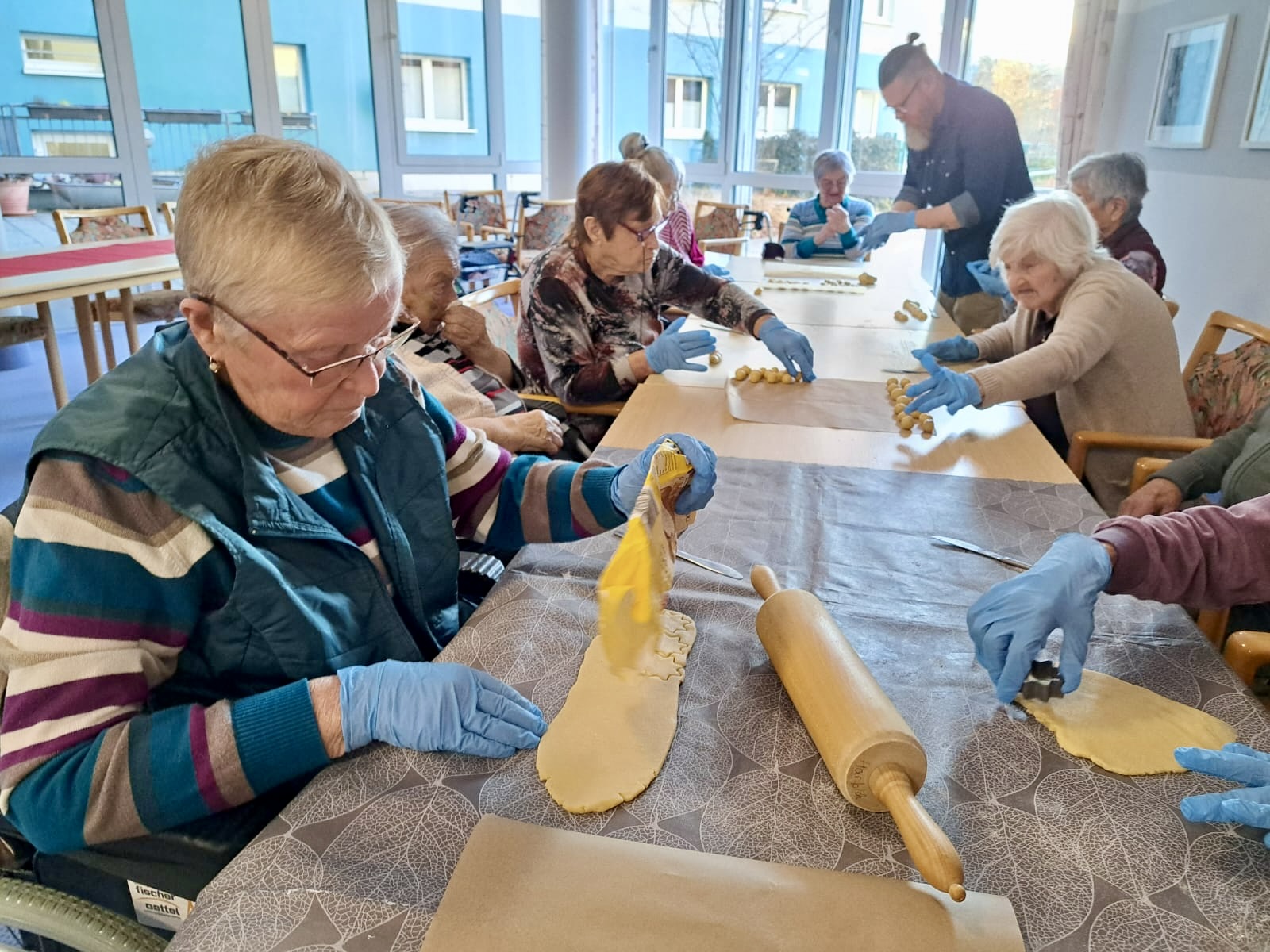 die Bewohner'*innen am Plätzchen ausstechen