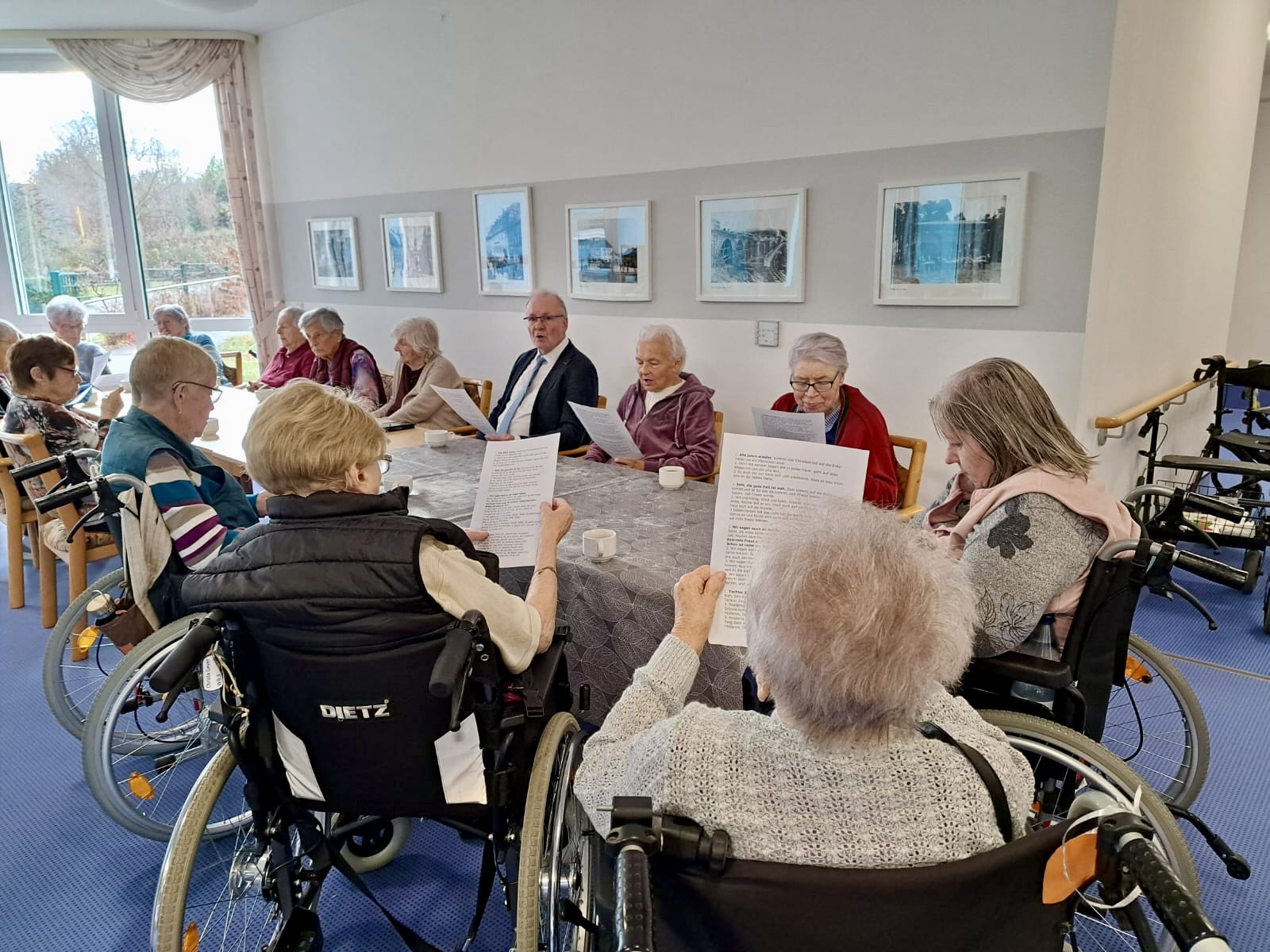 die Bewohner*innen zur Andacht mit Pfarrer Michael Behr