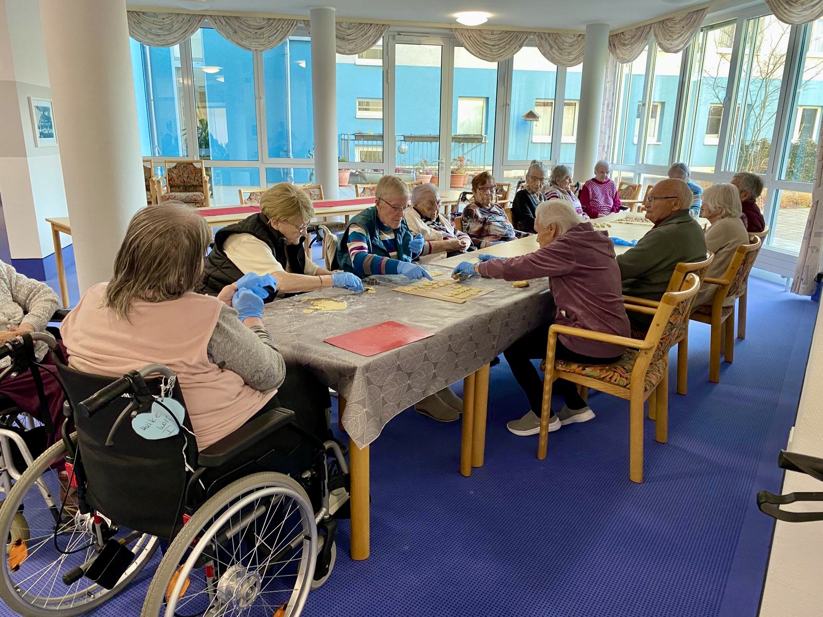 die Bewohner'*innen am Plätzchen ausstechen