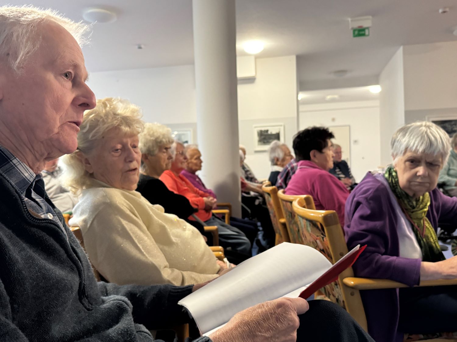 die Bewohner*innen singen Weihnachtslieder