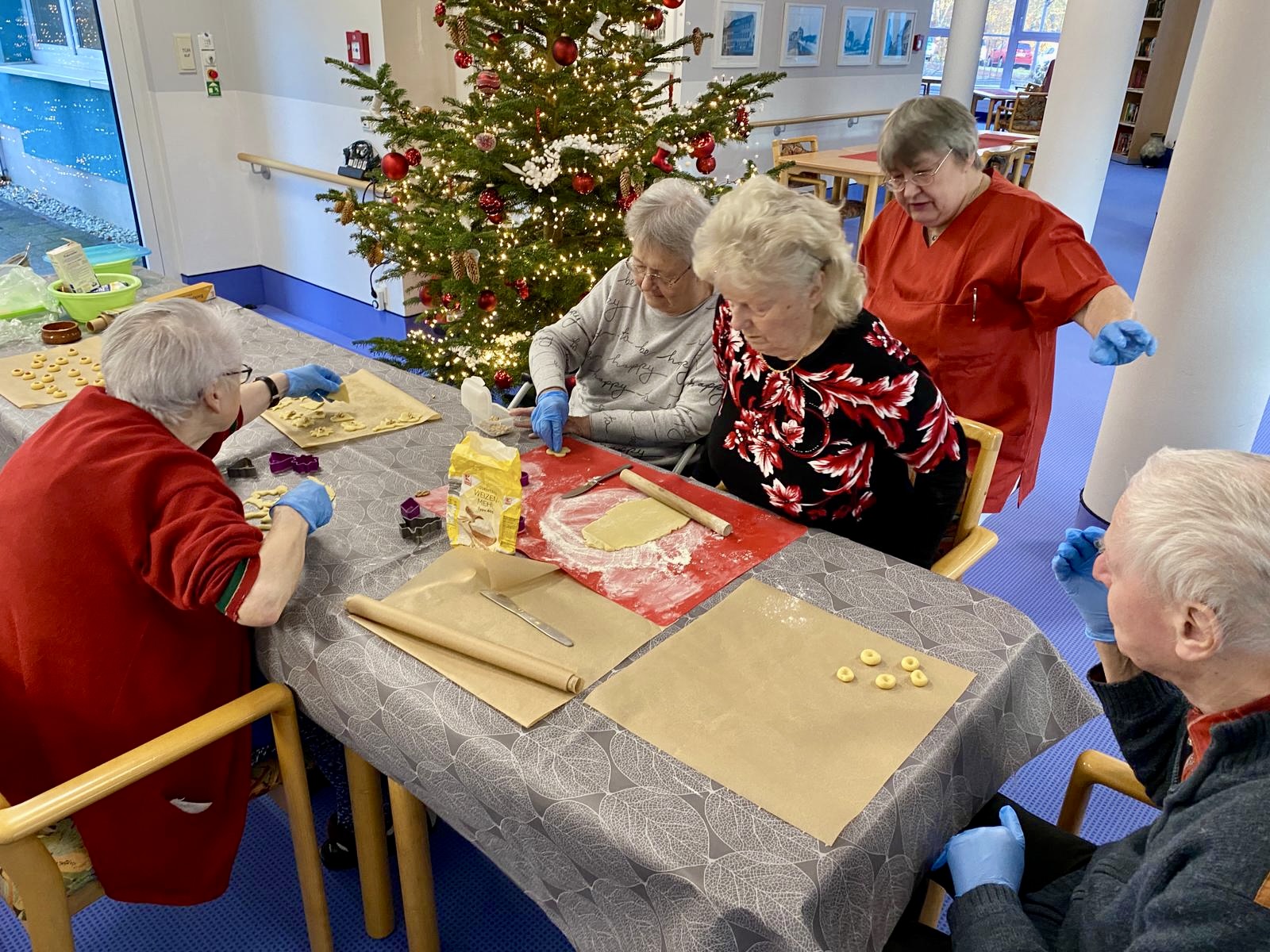 die Bewohner'*innen am Plätzchen ausstechen