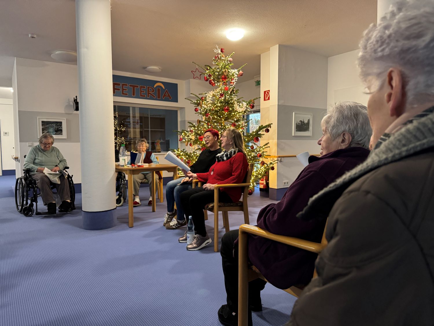 die Bewohner*innen singen Weihnachtslieder