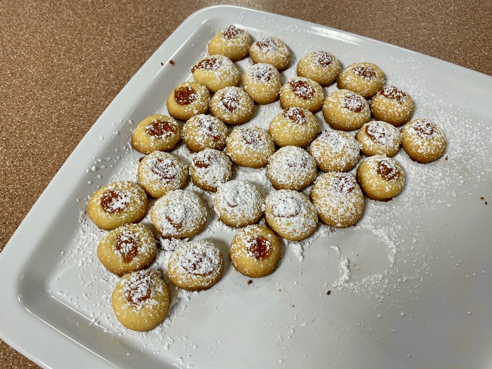 die frisch gebackenen Plätzchen