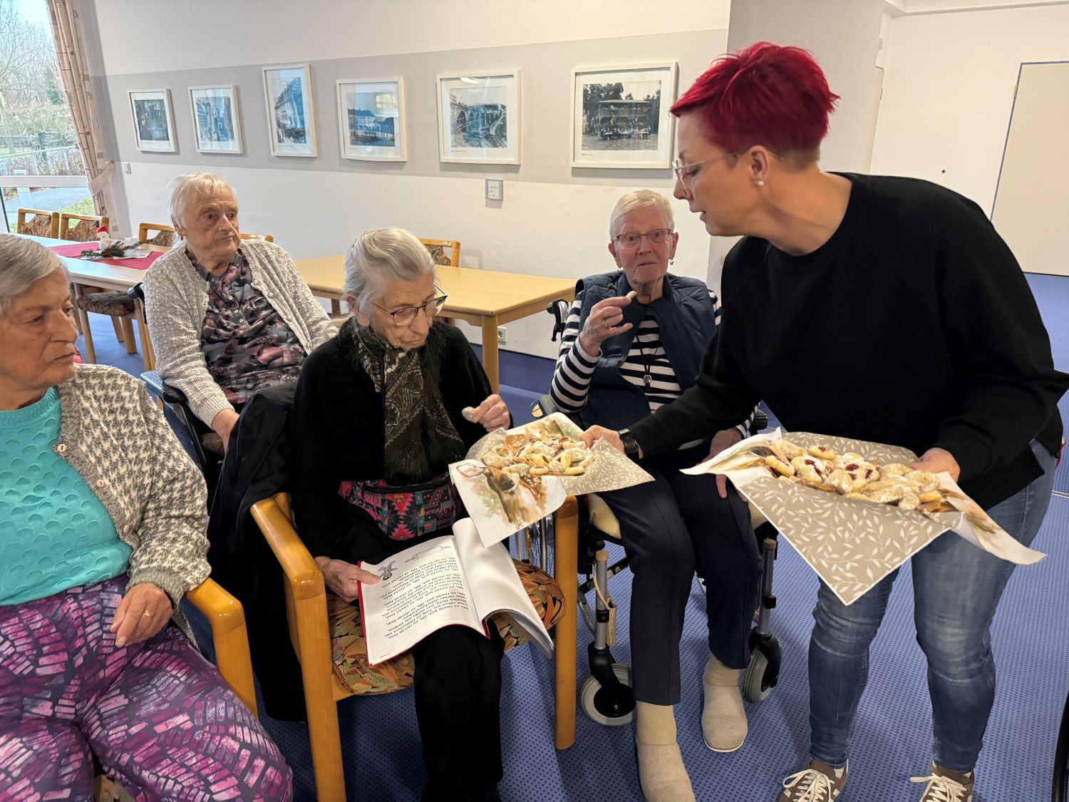 Plätzchen werden an die Bewohner*innen verteilt