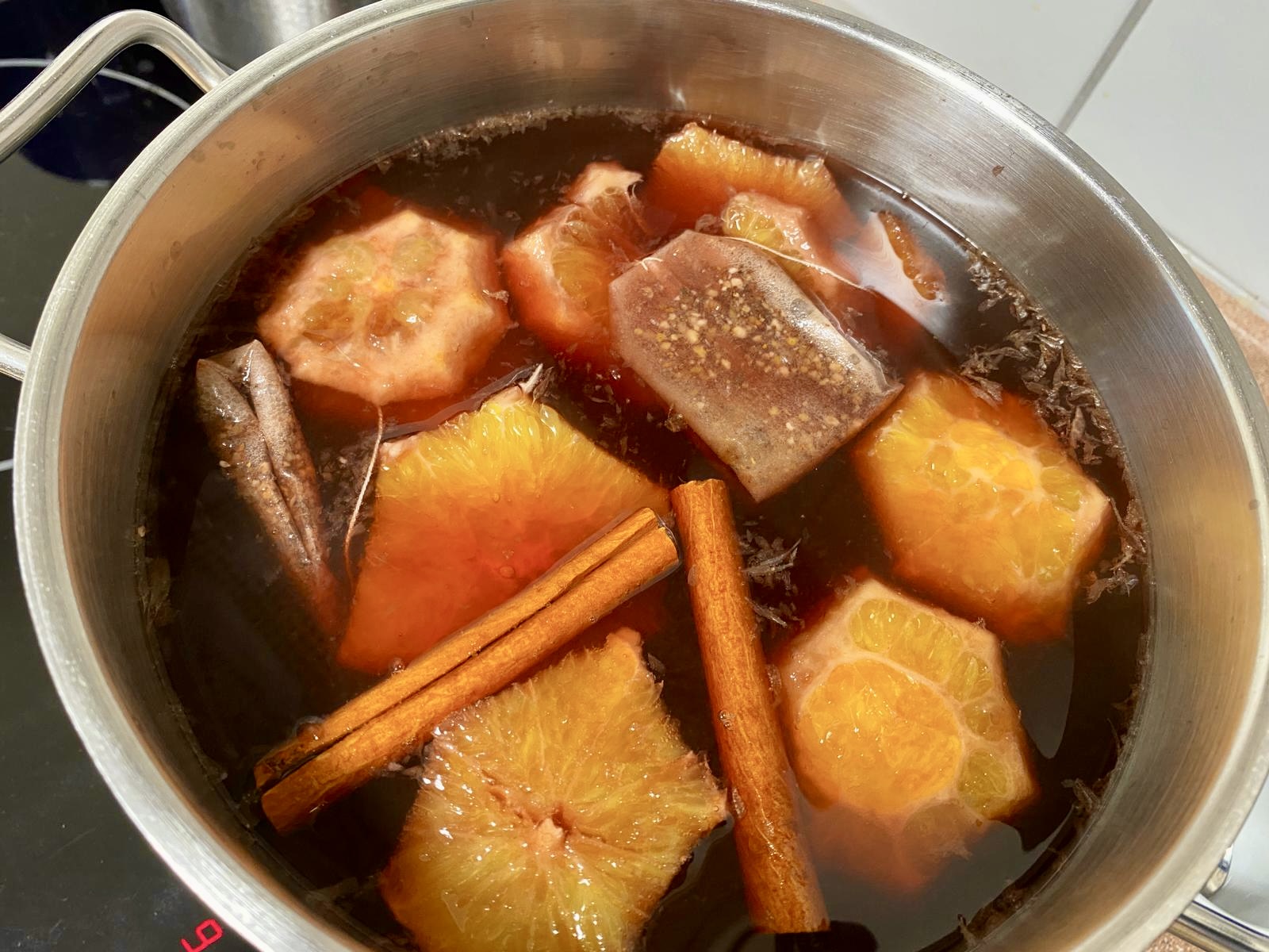 Glühwein mit Orangen und Zimt im Topf