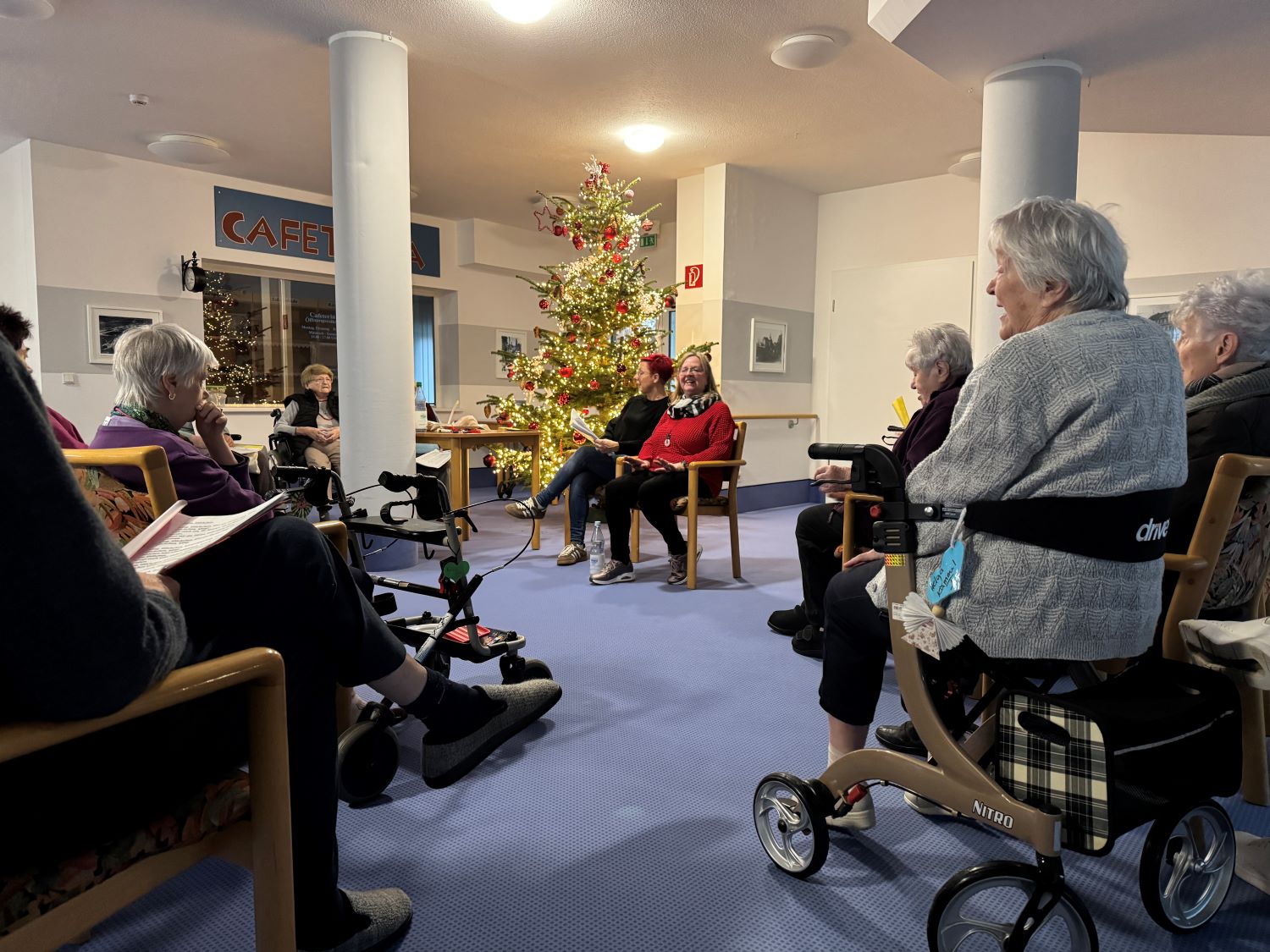 die Bewohner*innen singen Weihnachtslieder mit Andrea und Sylvia