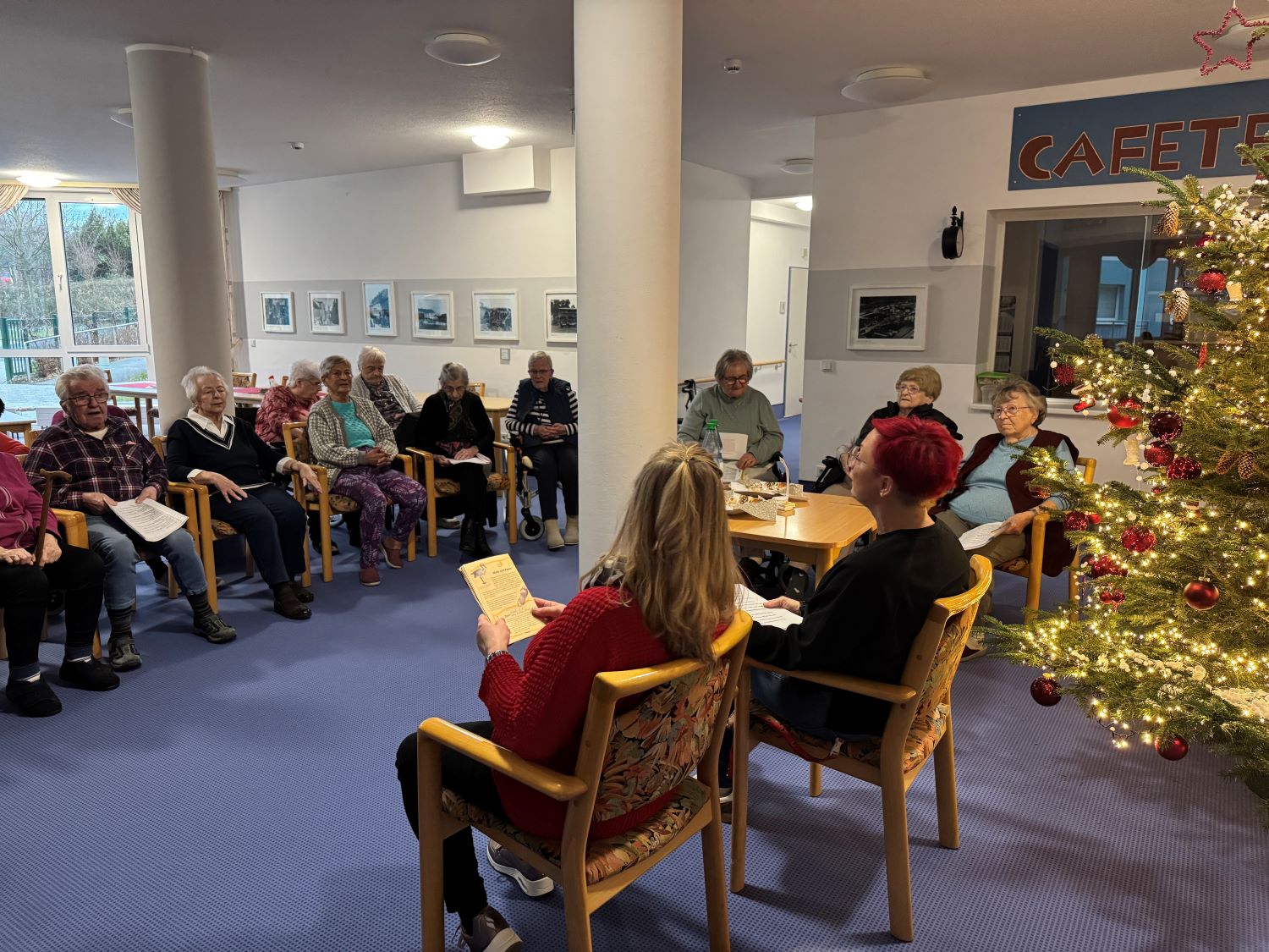 die Bewohner*innen singen Weihnachtslieder