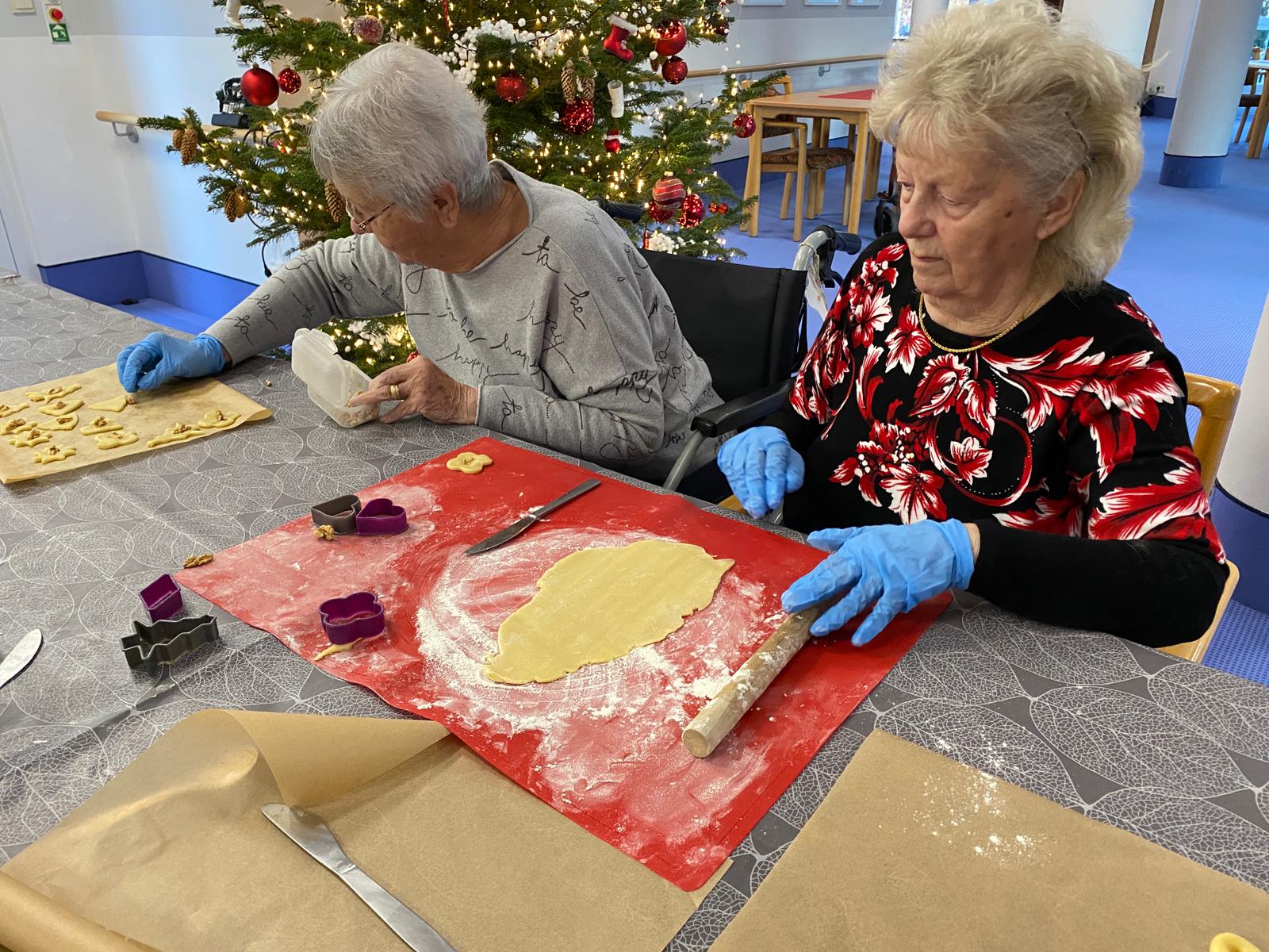 der Plätzchenteig wird von den Bewohnerinnen ausgerollt und Plätzchen ausgestochen