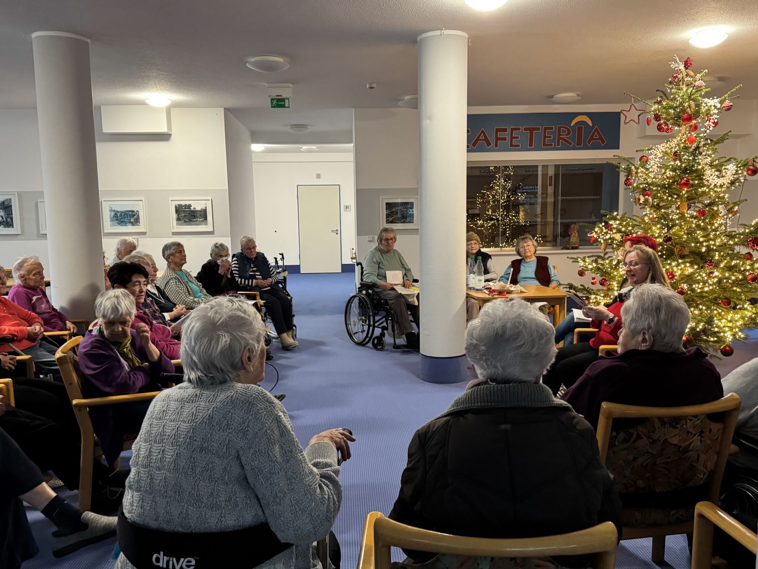 die Bewohner*innen singen Weihnachtslieder