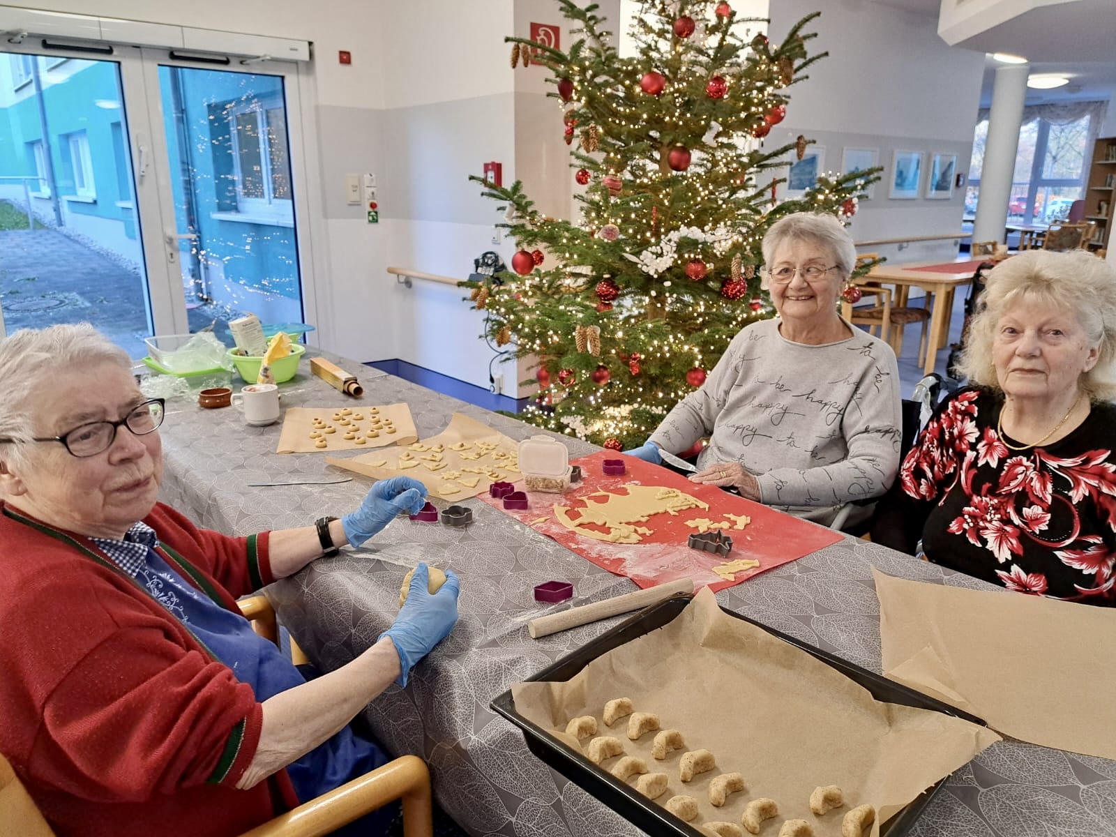 die Bewohnerinnen stechen die Plätzchen aus