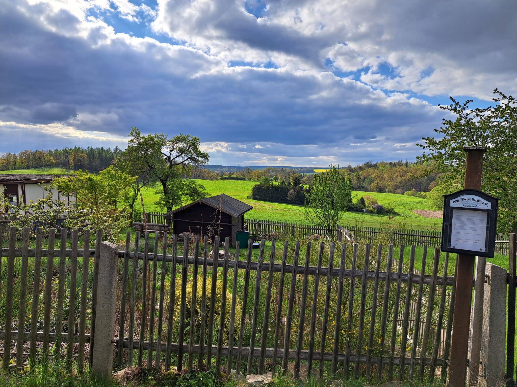 ein Landschaftsbild bei schönem Wetter