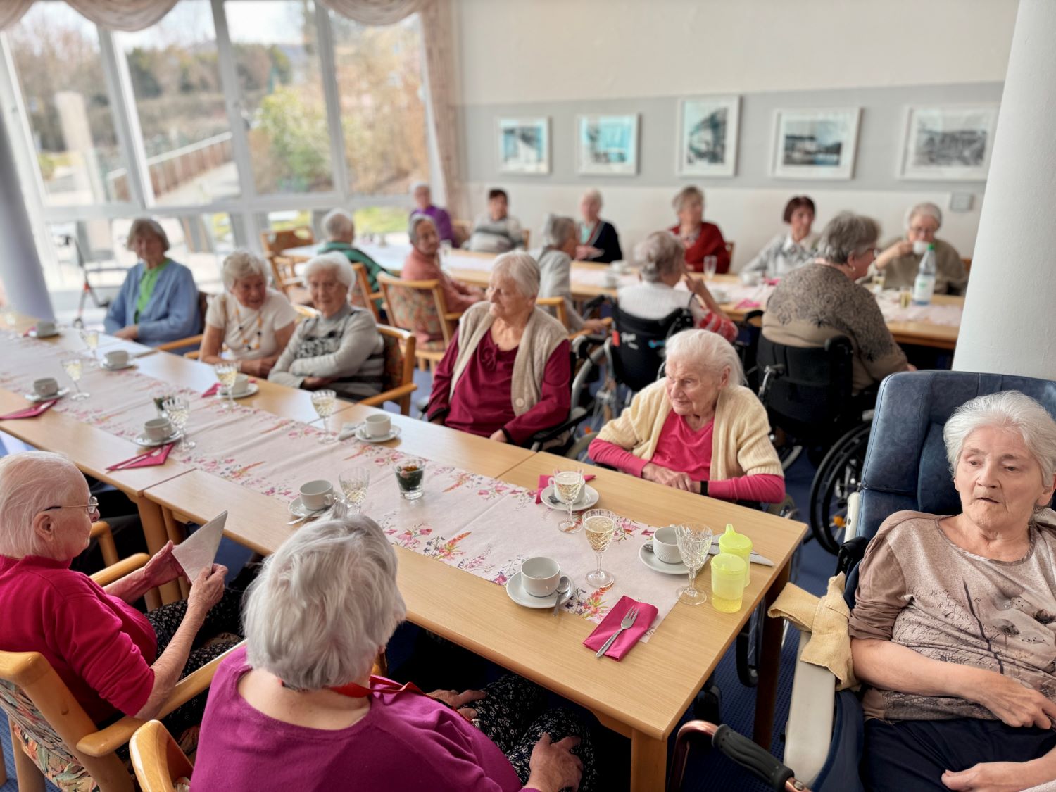 die Bewohnerinnen sitzen zusammen an der Kaffeetafel