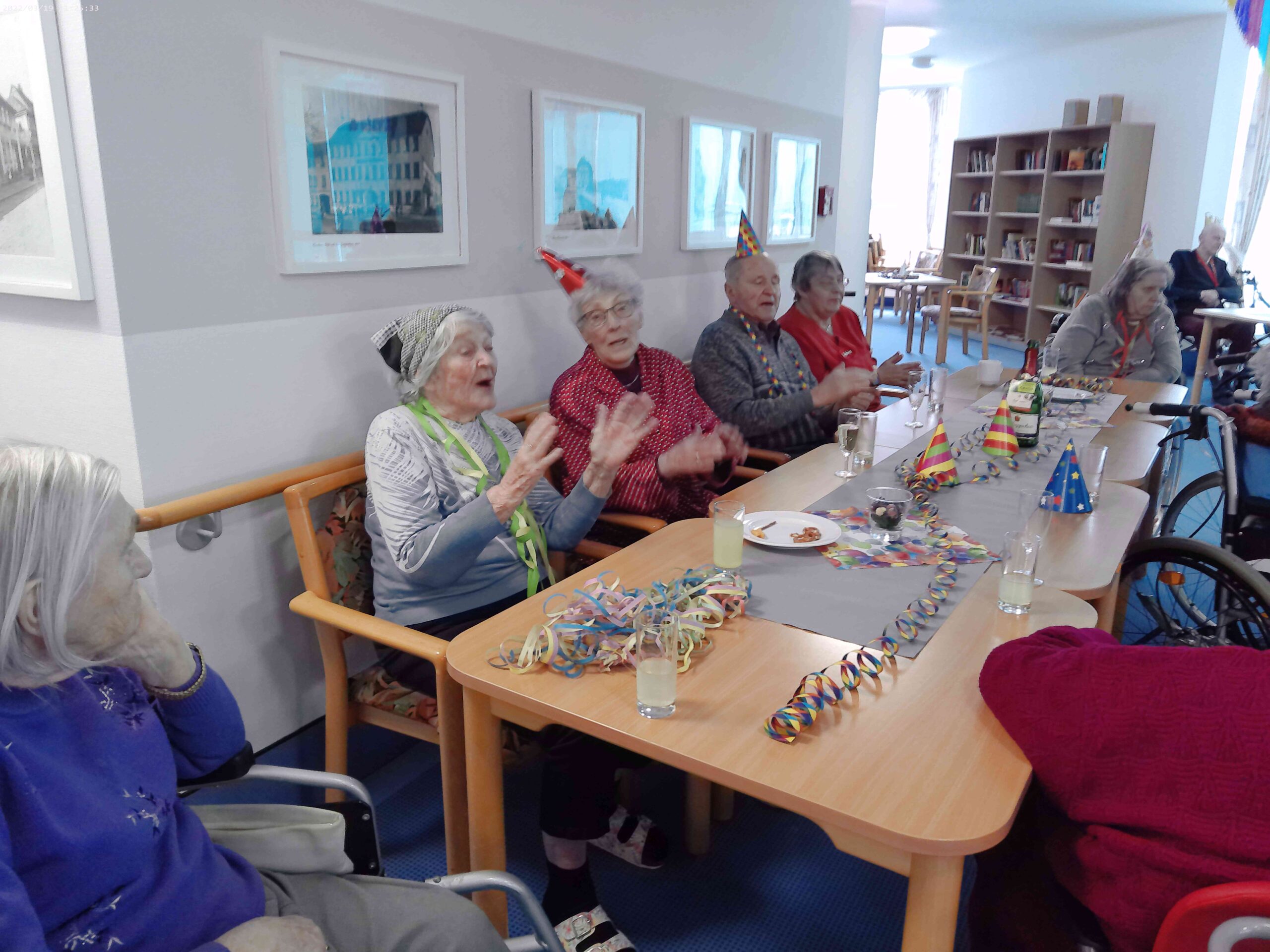 die Bewohner*innen haben viel Spaß zur Feier