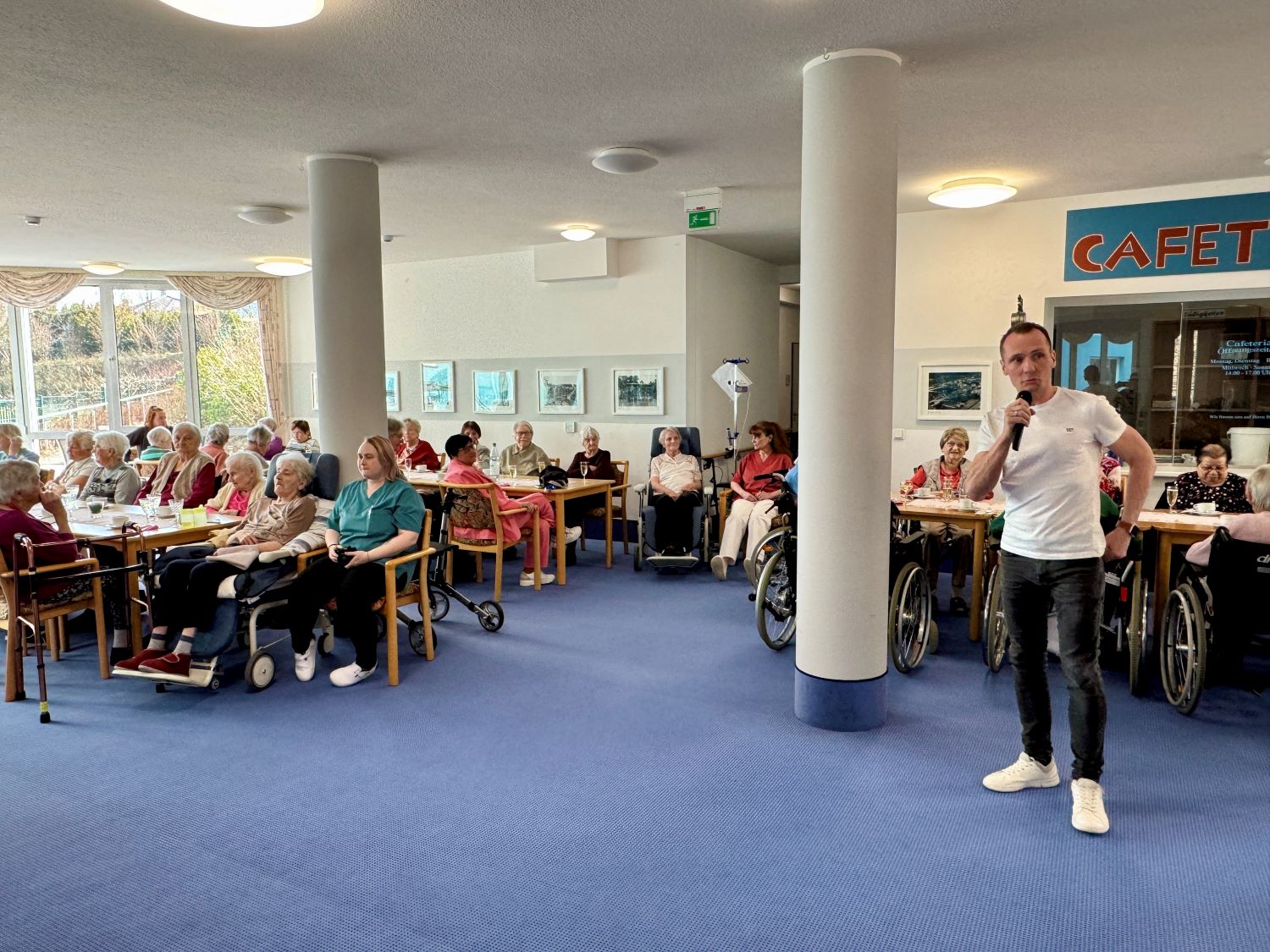 der Einrichtungsleiter hält eine Rede