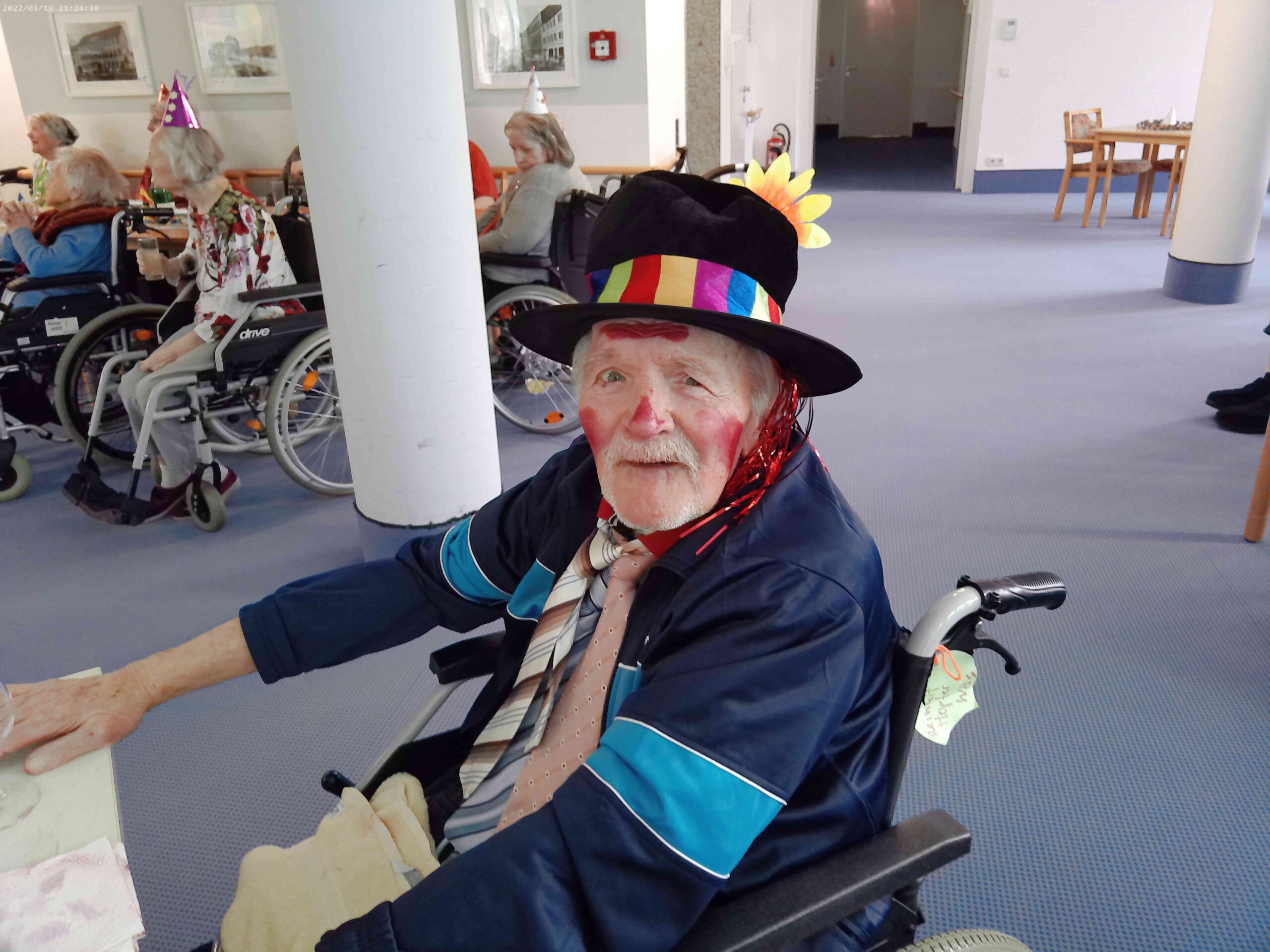 ein lustig verkleideter Bewohner