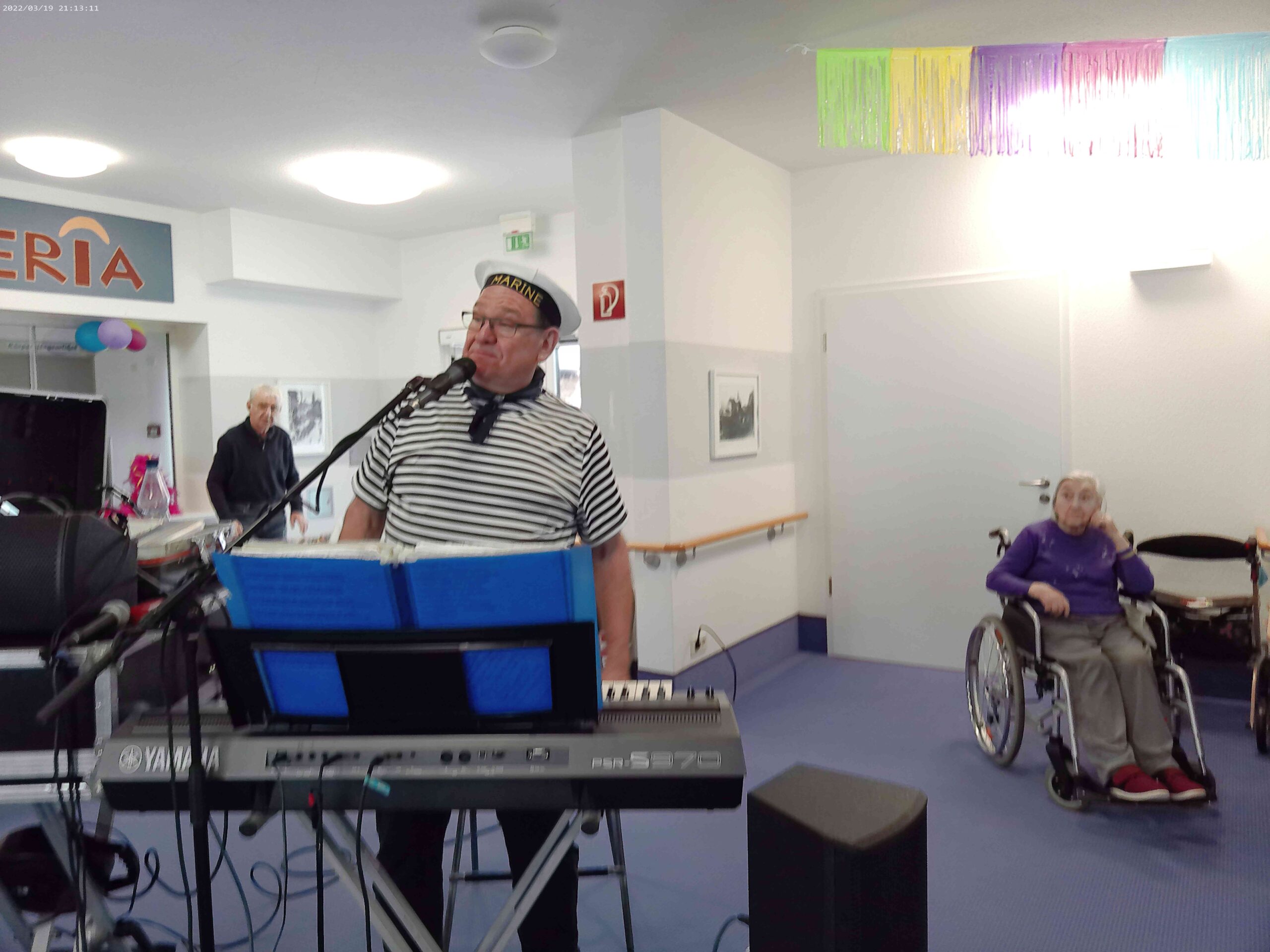 der Musikdirektor Herr Frigo am Keyboard