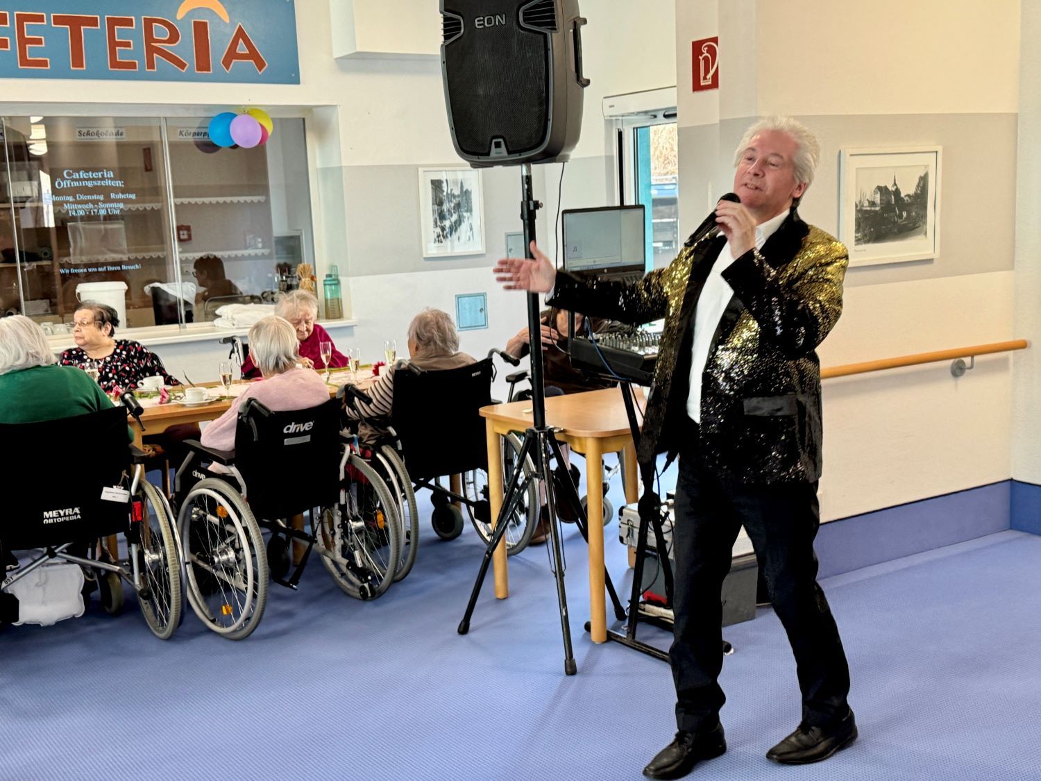 Daniel Gläser singt